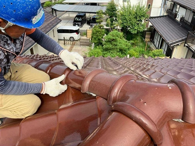 名古屋市天白区で欠落した棟瓦の補修工事・棟瓦のズレ・歪みは雨漏り被害に直結します